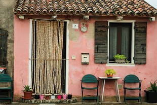 粉色小屋前的惬意小角落