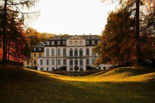 秋日山林中的宏伟欧式建筑