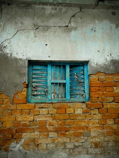 老旧墙面的蓝色木窗