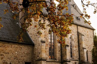 秋日古老石砌教堂景致