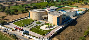 现代化污水处理厂鸟瞰图