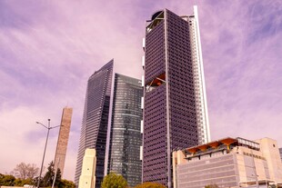 城市高楼大厦天际线景观