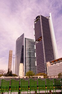 城市天际线中的摩天大楼