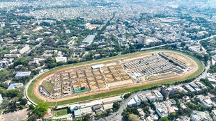 城市中的环形跑道鸟瞰图