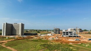 在建建筑群与开阔绿地