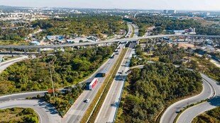 城市高架桥交通俯瞰图