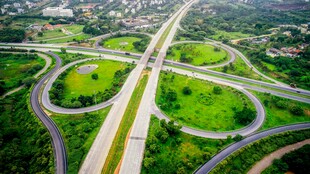 空中俯瞰复杂公路立交桥