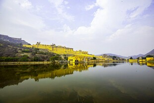 湖畔青山绿水美景如画