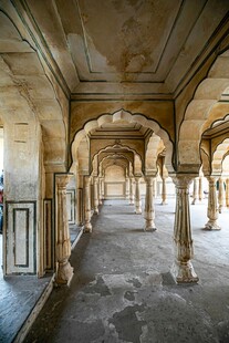 古老宫殿的精美拱形长廊