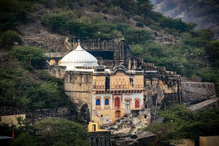 古老城堡隐于山林之间