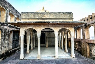 古老庭院的拱形建筑景观