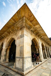 古老石砌建筑的精美廊柱