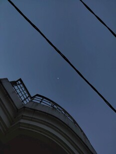 仰望复古建筑与夜空