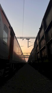 黄昏下的双列火车轨道