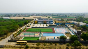 俯瞰现代化工厂园区