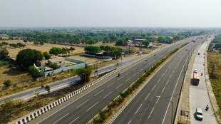 俯瞰宽阔公路与周边景致