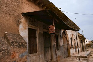 老旧街道旁的破败房屋