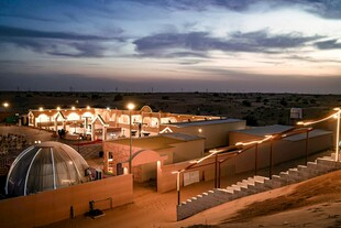 沙漠中的璀璨营地夜景