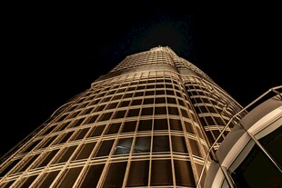 夜晚高楼大厦璀璨夜景