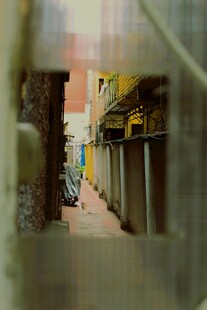 狭窄小巷中的生活景象