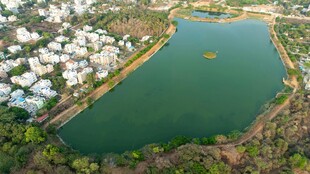 俯瞰翠绿湖泊与周边建筑