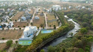 俯瞰城市景观与河流风光