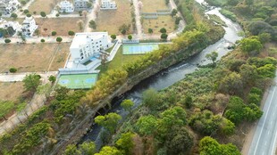 俯瞰葱郁环绕的蜿蜒河流