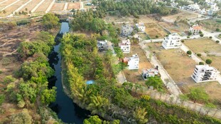 俯瞰乡村河流与建筑景观