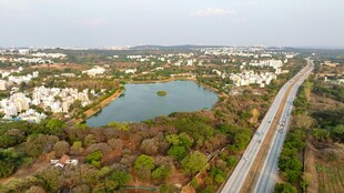 俯瞰公路旁的湖泊与绿地