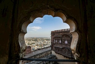 透过拱门看城市建筑景观