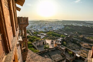 俯瞰古老城堡与城镇风光