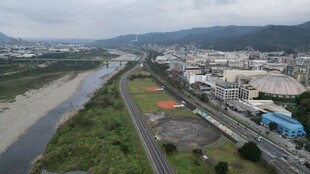 城市河畔景观俯瞰图