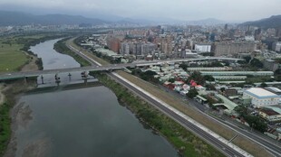 城市河畔风光俯瞰图