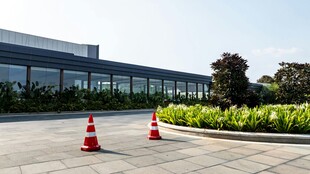 户外道路旁的交通锥