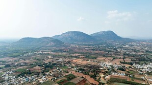 俯瞰山间城镇美景