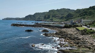 海岸美景 岩石与青山相伴