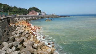 海边石堤与清澈海水景观