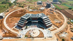 在建圆形建筑施工现场