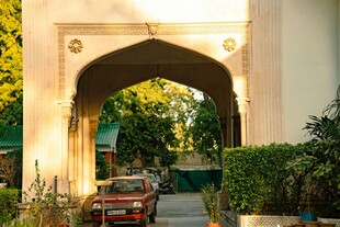 拱形门洞下的红色轿车