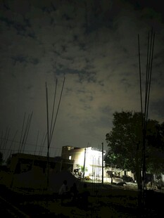 夜晚中的露营场景