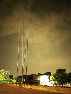 夜晚中的高耸电线杆