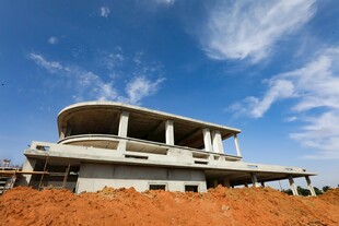 独特建筑屹立于旷野之上