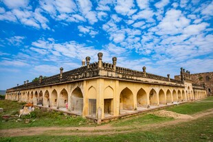 古老建筑在蓝天白云下