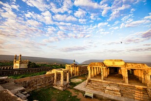 古老遗迹沐浴在绚丽霞光中