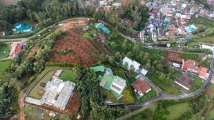 俯瞰山间错落有致的村落