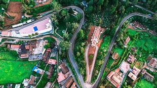 俯瞰山间错落有致的小镇