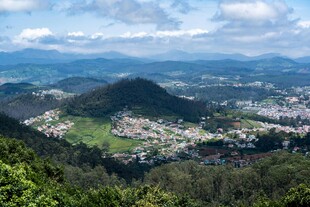 俯瞰山间城镇美景