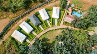 环形布局的绿色建筑群