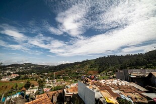 俯瞰城市与远山景观