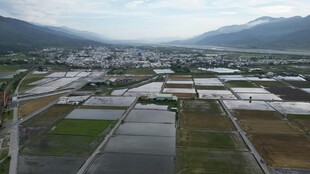 俯瞰田园风光的宁静村落